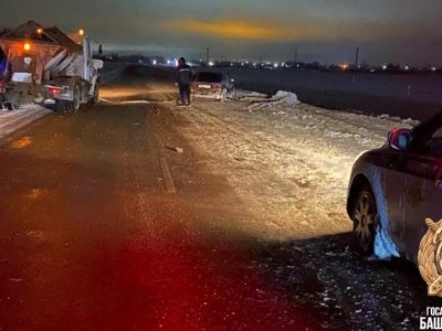 В Башкирии сотрудники ГИБДД помогли водителю вытащить машину из кювета