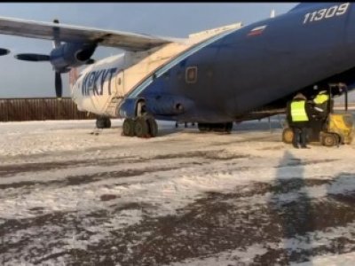 В Сети появилось видео тушения пожара на самолете, летевшем из Иркутска в Уфу