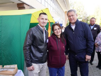 Радий Хабиров встретился с жительницей Башкирии, удостоенной ордена «Мать-героиня»