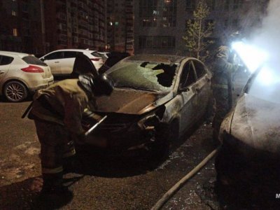 Ночью в Уфе сгорели три машины: в МЧС по Башкирии сообщили подробности пожара