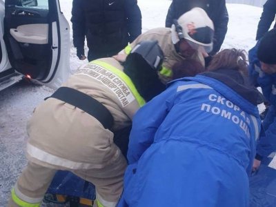 В Уфе после столкновения Мерседеса с грузовиком женщину доставали спасатели