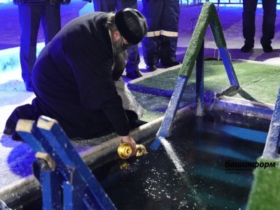 Премьер-министр Башкирии опубликовал видео своего купания в крещенской купели