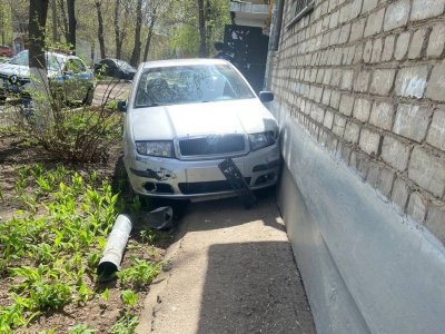 В Уфе водитель «Шкоды» протаранил «Шевроле Круз», врезался в жилой дом и сбежал