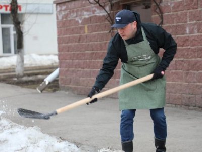 Мэр Уфы Ратмир Мавлиев взял в руки лопату и дал старт весенним субботникам