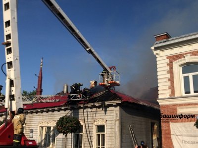 Крупный пожар в центре Уфы: есть угроза перехода огня на медресе