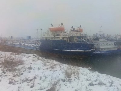 В Башкирии на реке Белой загорелся нефтяной танкер