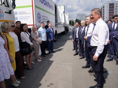 Главе Башкирии показали мобильные комплексы «Поездов здоровья»