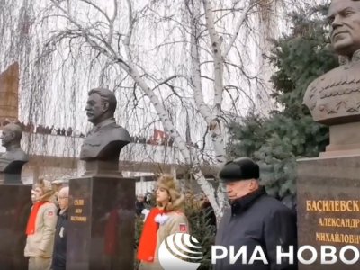 В Волгограде возле музея Сталинградской битвы открыли бюсты Сталину, Василевскому и Жукову
