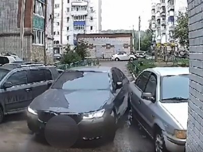 В Башкирии неадекватного водителя BMW, протаранившего машины во дворе, госпитализировали