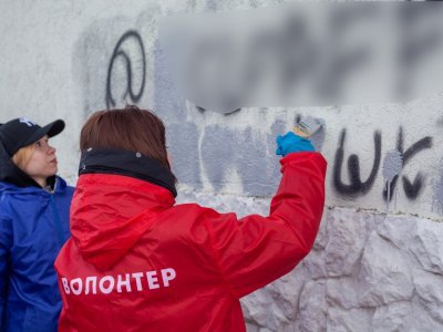 В Уфе волонтеры закрашивают на стенах рекламу наркотиков