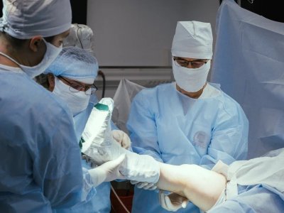 В Уфе хирурги провели уникальную операцию на колено с помощью робота