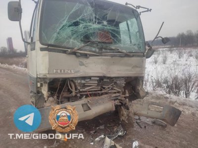 В Башкирии столкнулись два грузовика - пострадал водитель