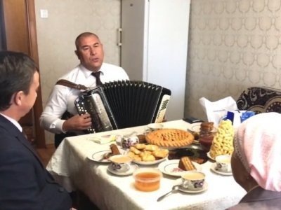 Вице-премьер правительства Башкирии Ирек Сагитов поздравил 88-летнего ветерана почты песней под баян