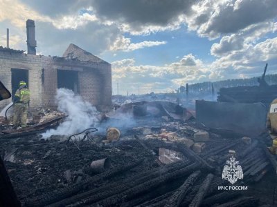В Башкирии крупный пожар оставил без жилья три семьи