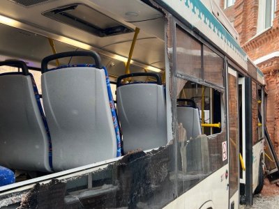 От удара пассажир вывалился из разбитого окна: видео и подробности ДТП с автобусами в центре Уфы