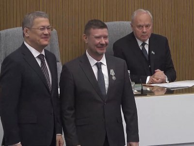 Глава Башкирии наградил своего представителя за работу в ЛНР и ДНР