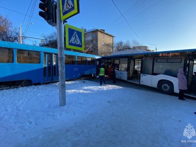 В Уфе столкнулись трамвай и автобус: пострадали пять человек