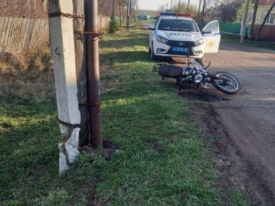 В селе Башкирии пьяный водитель мопеда врезался в электроопору