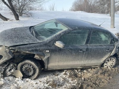 В Уфе грузовик врезался в попутный автомобиль «Фольксваген Поло»: пострадала женщина-водитель