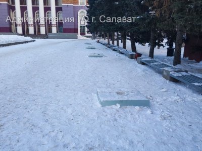 В Башкирии вандалы решили ускорить демонтаж ледового городка и разгромили фигуры