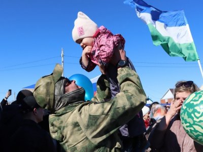 «Объятия, слезы радости и запах Родины»: бойцы из Башкирии вернулись в отпуск с СВО