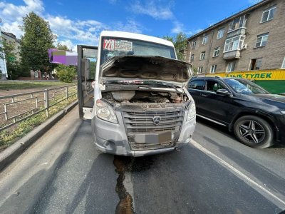 В Уфе столкнулись автобус с пассажирами и легковой автомобиль