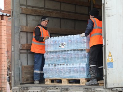 Уфа отправила в Оренбург 25 тысяч литров бутилированной воды
