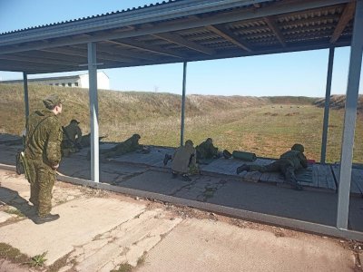 У добровольцев башкирского отряда «Ватан» начались занятия по стрельбе