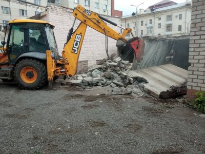 В Уфе на улице Аксакова снесли незаконно установленные гаражи