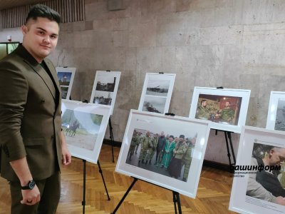 Радий Хабиров осмотрел фотовыставку, рассказывающую о вкладе Башкирии в поддержку бойцов СВО