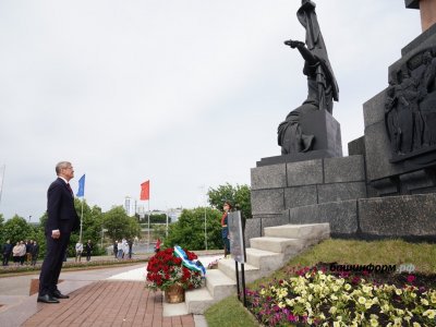 Радий Хабиров возложил цветы к Монументу Дружбы в Уфе
