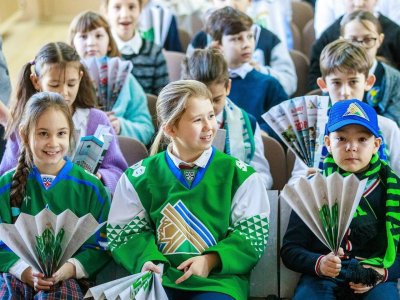 Хоккеисты «Салавата Юлаева» и «Толпара» провели для детей Уфы спортивный урок