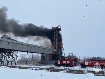 В Башкирии горит зернохранилище: пожарные ликвидировали открытое горение