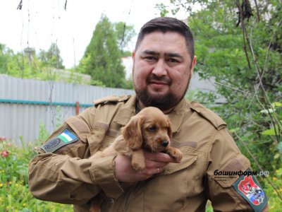 Бойцы батальона имени Доставалова подарили Азату Бадранову щенка
