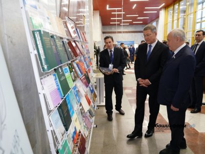 Глава Башкирии осмотрел выставки, посвященные СВО и Конституции республики
