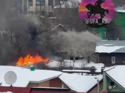 В Уфе пожарные тушат горящий частный дом на улице Коммунистической