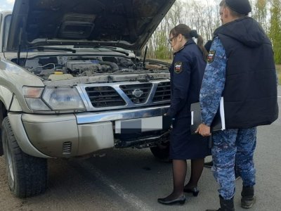 В Башкирии водитель на месте оплатил накопленные хозяйкой машины штрафы на 99 тысяч рублей