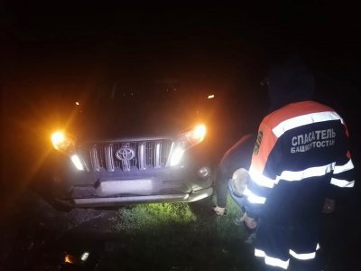 В Башкирии автомобиль с двумя взрослыми и тремя детьми застрял в поле