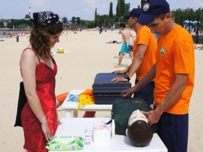 На городском пляже уфимцев учили спасать людей