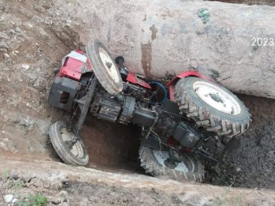 Тракторист в Башкирии опрокинулся в траншею