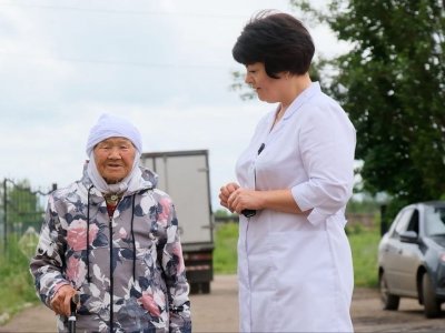В Башкирии медики акции «Поезд здоровья» провели приём 101-летней бабушки