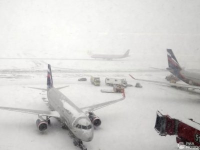 Московские аэропорты из-за снегопада задерживают рейсы