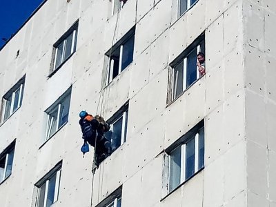 В Уфе 35-летний мужчина, спускаясь из окна, повис на уровне 7-го этажа