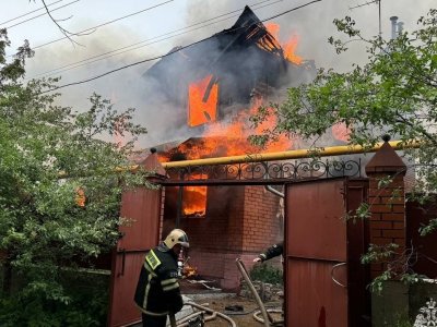 В Уфе пожарные локализовали огонь в двухэтажном доме на улице Дуванской