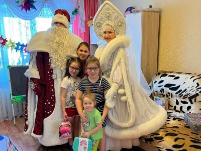 Сотрудники ОМК вручили новогодние подарки детям с инвалидностью в Благовещенске