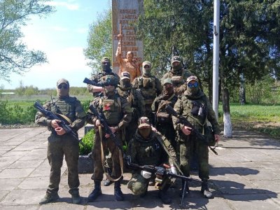 Бойцы СВО из Башкирии навели чистоту у мемориала Великой Отечественной войны в Запорожье