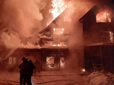 В Уфе в 30-градусный мороз пожарные 5 часов тушат горящий банный комплекс