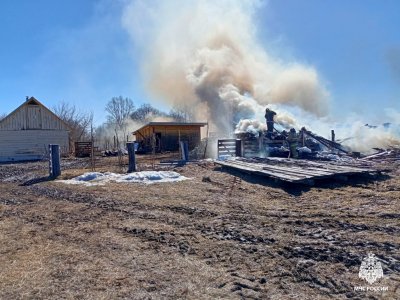 В Башкирии горят надворные постройки у дома патронатной семьи с 17 детьми