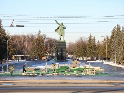 В Уфе начали устанавливать пиксельную ель на площади Ленина