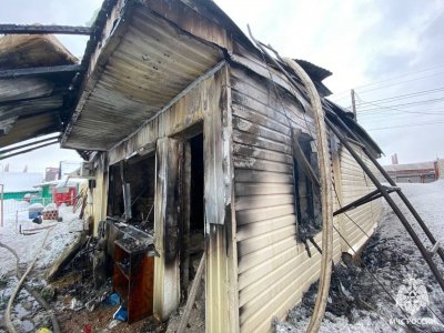 В Стерлитамаке сгорел жилой бревенчатый дом